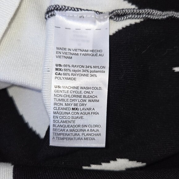 Chicos Black & White Abstract Asymmetrical Pullover Sweater Size L New 3984 - Picture 6 of 9